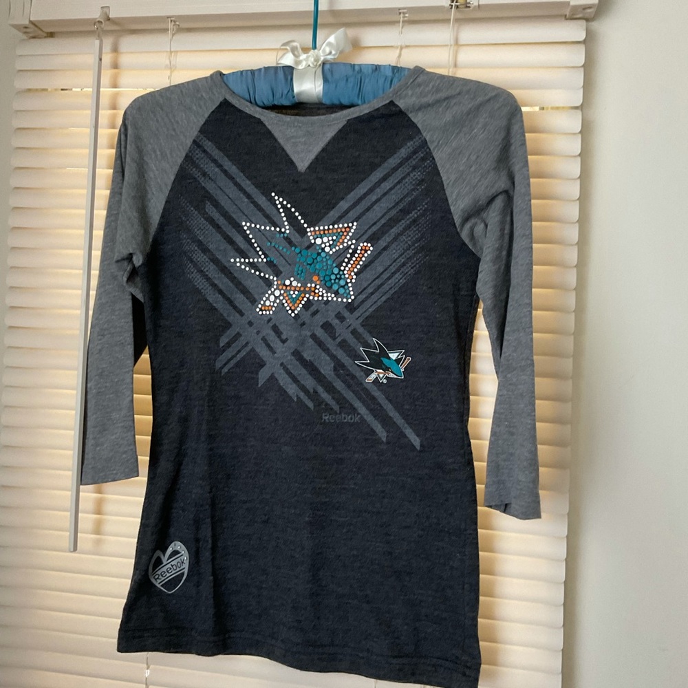 SJ Sharks Reebok Top Sz M  Long sleeve